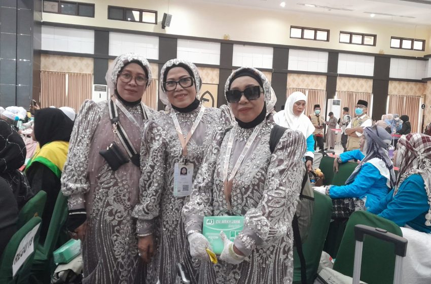  Usai Berhaji, Jemaah Bone Kenakan Busana Mewah sebagai Simbol Syukur
