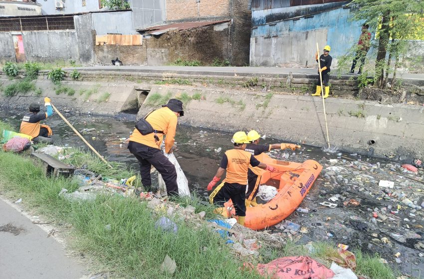  BPBD Makassar Bersihkan Tumpukan Sampah di Kanal Bara-Baraya Timur