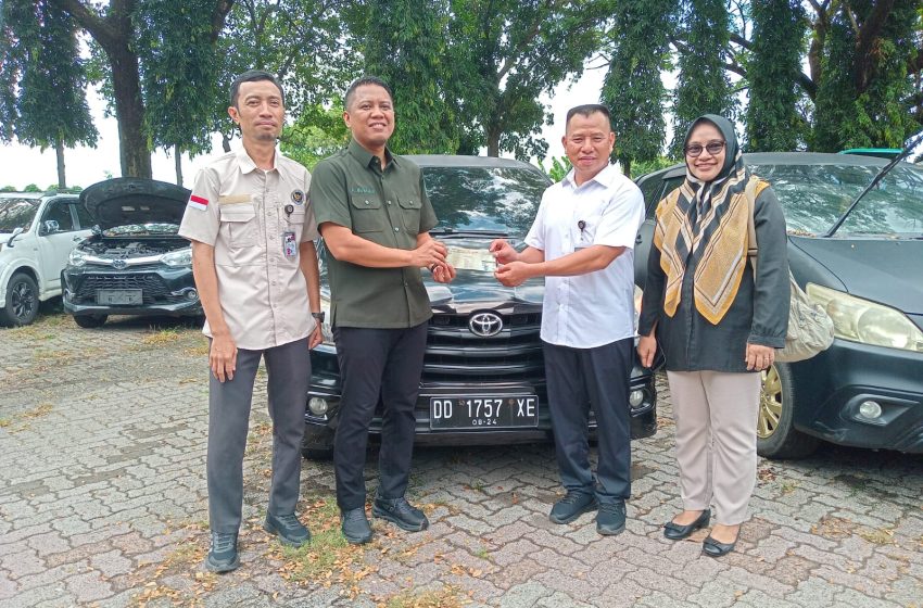  Dukung Pelayanan Haji dan Umrah, Pemprov Sulsel Serahkan Kijang Innova ke Kanwil Kemenhaj