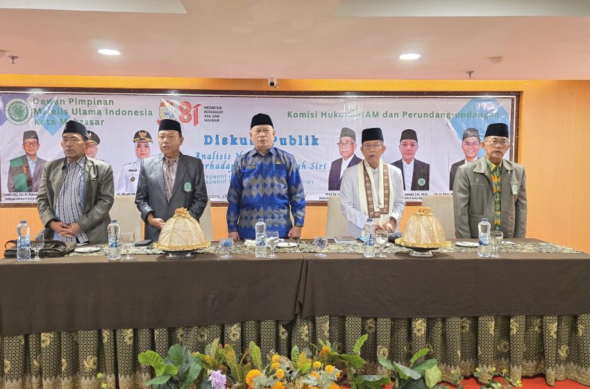  MUI Kota Makassar Dorong Pemahaman Utuh soal Poligami dan Nikah Siri MAKASSAR – Di tengah maraknya perbincangan mengenai poligami dan nikah siri di media sosial, Majelis Ulama Indonesia (MUI) Kota Makassar menghadirkan ruang dialog untuk meluruskan berbagai persepsi yang berkembang di masyarakat. Melalui Diskusi Publik bertema “Analisis Hukum Terhadap Poligami dan Nikah Siri”, MUI mempertemukan pandangan syariat Islam dan hukum positif Indonesia agar masyarakat memperoleh pemahaman yang utuh. Kegiatan yang berlangsung di Hotel Almadera Makassar, Kamis (6/8/2026), merupakan program Komisi Hukum, HAM, dan Perundang-undangan MUI Kota Makassar. Diskusi diikuti para Kepala Kantor Urusan Agama (KUA) tingkat kecamatan, imam masjid, akademisi, praktisi hukum, serta tokoh masyarakat. Ketua Panitia, Prof. Dr. Muhammad Sabir Maidin, mengatakan tema tersebut dipilih karena persoalan poligami dan nikah siri semakin sering menjadi konsumsi publik, terutama melalui media sosial. Namun, menurutnya, informasi yang beredar kerap disampaikan secara parsial sehingga memunculkan beragam penafsiran. “Kami memilih tema ini bukan untuk mempertentangkan syariat Islam dengan hukum negara, tetapi karena masyarakat membutuhkan penjelasan yang utuh, objektif, dan bertanggung jawab mengenai persoalan ini,” ujarnya. Ia menjelaskan, MUI Kota Makassar sengaja menghadirkan pakar dari berbagai disiplin ilmu agar masyarakat dapat memahami persoalan tersebut dari sudut pandang fikih, hukum pidana, hukum perkawinan nasional, hingga pengalaman praktik di lapangan. Menurut Sabir, diskusi ini juga berlandaskan konsep maqashid syariah, yakni tujuan syariat untuk menghadirkan kemaslahatan melalui perlindungan terhadap agama, jiwa, akal, keturunan, dan harta. Sementara itu, Ketua Komisi Hukum, HAM, dan Perundang-undangan MUI Kota Makassar, Prof. Dr. H. Marilah, menegaskan bahwa hukum pidana pada dasarnya tidak melarang seseorang berpoligami maupun melakukan nikah siri. Namun, praktik tersebut tidak boleh bertentangan dengan ketentuan peraturan perundang-undangan. Ia menjelaskan bahwa Undang-Undang Perkawinan memberikan kesempatan berpoligami dengan syarat yang ketat, termasuk memperoleh persetujuan istri serta izin dari Pengadilan Agama. “Yang menjadi persoalan bukan poligaminya, tetapi ketika poligami dilakukan dengan melanggar aturan. Persetujuan istri menjadi salah satu syarat penting sebelum pengadilan memberikan izin,” katanya. Sebagai praktisi hukum, Prof. Marilah mengungkapkan pernah menangani perkara permohonan izin poligami yang akhirnya ditolak Pengadilan Agama karena istri menyatakan keberatan dan suami dinilai belum mampu memenuhi tanggung jawab terhadap keluarga yang telah ada. Ia juga mengingatkan bahwa tindakan seperti pemalsuan persetujuan istri atau pelanggaran terhadap prosedur hukum dapat menimbulkan konsekuensi pidana. Pandangan senada disampaikan H. M. Fakhri Jawad, SH. Menurutnya, istilah nikah siri dalam perspektif hukum lebih tepat dipahami sebagai perkawinan yang tidak tercatat di Kantor Urusan Agama (KUA), bukan sekadar dilakukan secara sembunyi-sembunyi. Ia menjelaskan bahwa dalam praktik poligami, nikah siri umumnya terjadi karena perkawinan kedua atau berikutnya tidak memperoleh persetujuan istri terdahulu maupun izin Pengadilan Agama sehingga tidak dapat dicatatkan secara resmi. Fakhri menambahkan, Undang-Undang Perkawinan sebenarnya masih membuka ruang untuk poligami, tetapi seluruh persyaratan harus dipenuhi secara kumulatif, mulai dari persetujuan istri, kemampuan memberi nafkah, jaminan berlaku adil, hingga izin Pengadilan Agama. “Persyaratan tersebut dibuat untuk melindungi hak-hak perempuan dan anak, sekaligus memastikan poligami dilakukan secara bertanggung jawab,” ujarnya. Melalui forum ini, MUI Kota Makassar berharap para Kepala KUA, imam masjid, tokoh agama, dan masyarakat dapat menjadi rujukan dalam memberikan pemahaman yang benar mengenai poligami dan nikah siri, sehingga tidak mudah terpengaruh oleh informasi yang tidak utuh maupun perdebatan yang berkembang di ruang digital.