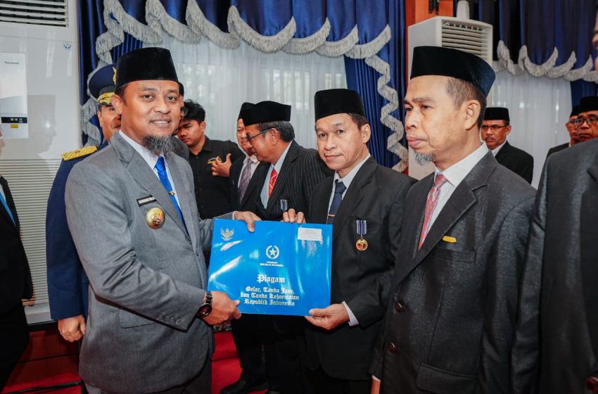  Pengabdian hingga 30 Tahun, Gubernur Sulsel Sematkan Satyalencana kepada 398 PNS