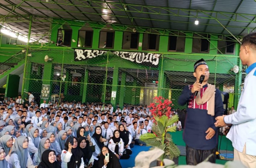  Dari Tabligh Akbar MAN 1 Makassar, Nur Maulana Ajak Siswa Peduli Anak Yatim